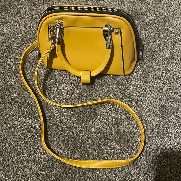 Cute mustard yellow purse - Picture 1 of 3